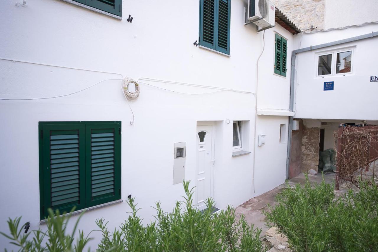 Apartment Fly Split Exterior photo